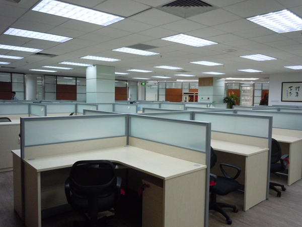 至尊鳳酒業(yè)員工辦公區(qū)域辦公家具 至尊鳳酒業(yè)員工辦公區(qū)域辦公家具